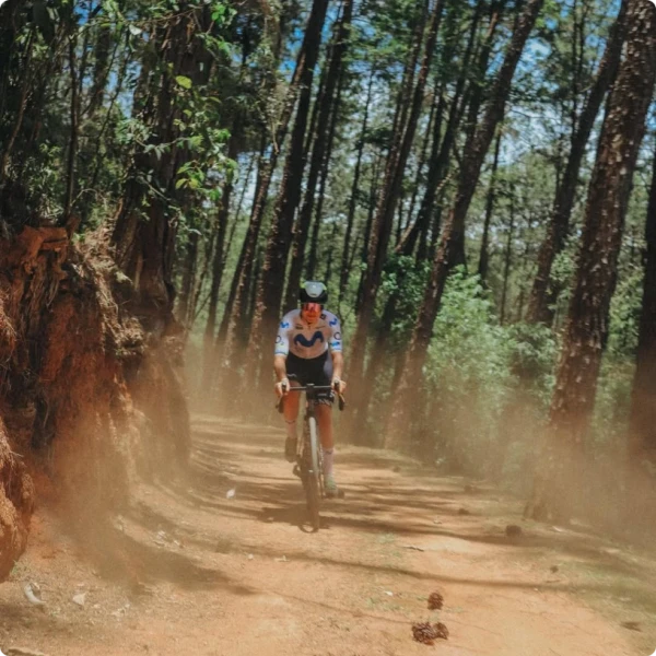 Viagens e temporada internacional — publicação institucional de Tota Magalhães